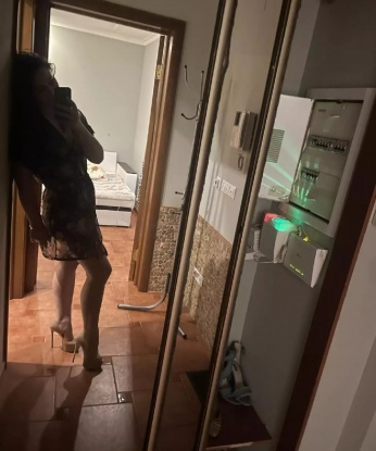 У меня много возможностей, чтобы сделать твои желания реальностью. Я открыта для экспериментов и готова погрузиться в мир наслаждения и удовольствия. Мои услуги качественны и индивидуальны, я знаю, как доставить удовольствие и расслабление. У меня есть отличные отзывы о моей работе, подтверждающие мою профессиональность и раскрепощенность. Кажется, мои фото ярко демонстрируют мою сексуальность и привлекательность. Так что если ты в Москве и хочешь освободиться от повседневной рутины, я здесь, чтобы сделать тебе приятно 😉. 1014, 25 лет